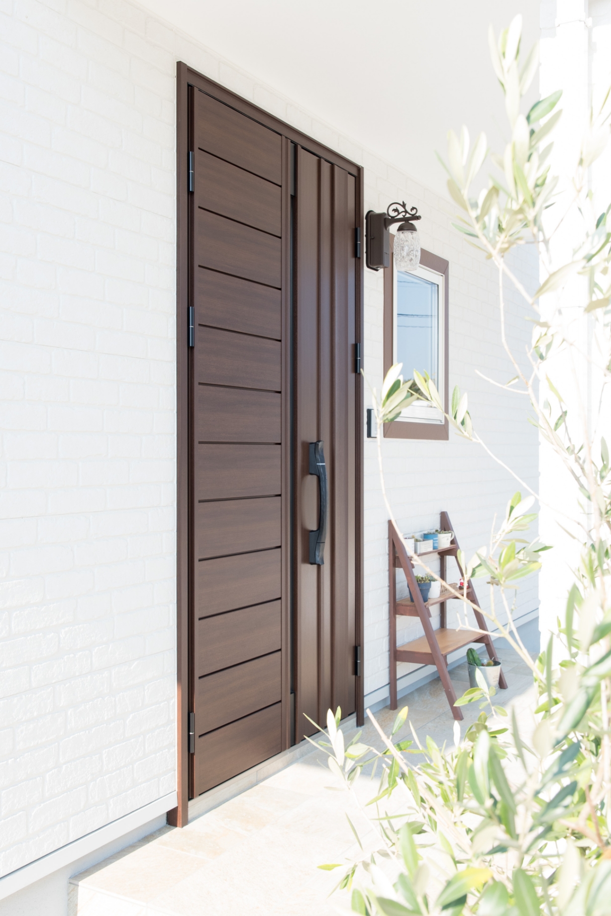 【玄関扉】YKKapのヴェナート親子ドアを採用。ショコラウォールナット色で外観ともマッチしています。玄関扉は、電気錠を搭載し、防犯対策も抜群です。